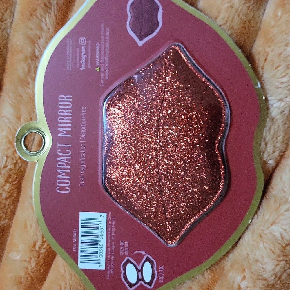Red Glitter Lip-Shaped Compact Mirror - Picture 2 of 2